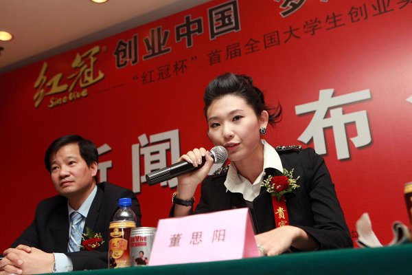配资专业炒股投资 50岁女性职业选择：餐饮VS客房，谁的长期发展潜力更大？